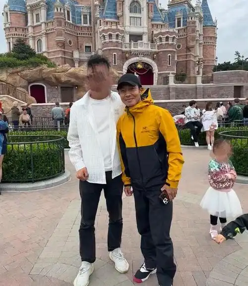 撒贝宁全家游千岛湖,骑自行车带娃超有爱,5岁女儿近照曝光