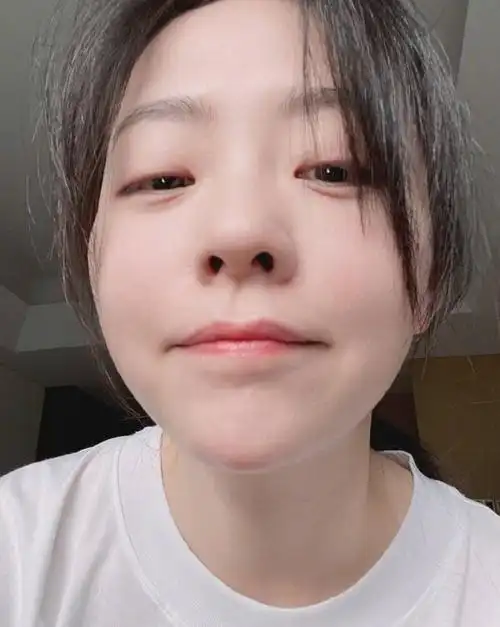 张靓颖晒素颜怼脸自拍皮肤吹弹可破状态佳