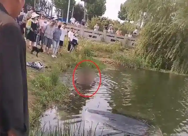 淮南游泳安徽淮南救援队正在水上打捞溺水者女子