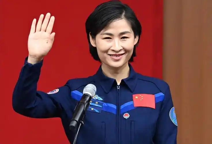 笔者总结:像女航天员是更值得大家为其喝彩的,其标准并不会因为是女生