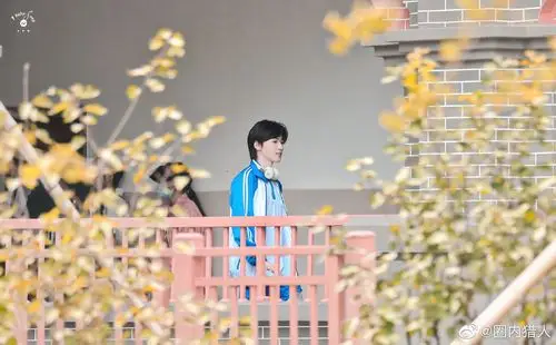 时代少年团的宋亚轩蓝白校服自拍饭拍