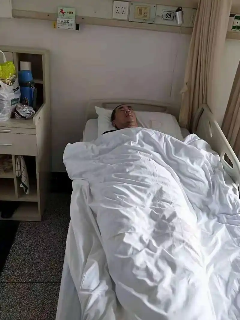 "救人被砸伤者经绿色通道入院 家属感谢华山医院  在华山医院住院部外