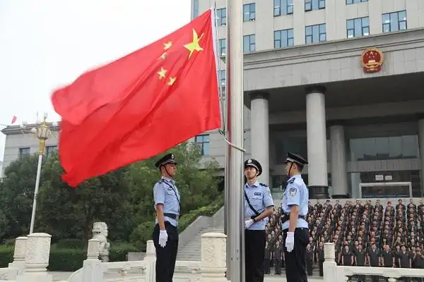 "升国旗·唱国歌"激发爱国热情