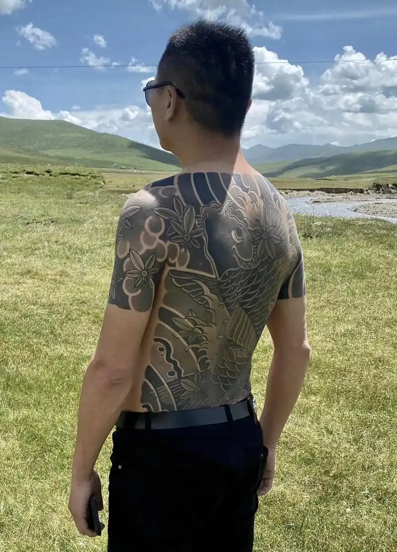 【买家秀】—黑灰鲤鱼满背 #tattoo #满背纹身 #满背 - 抖音