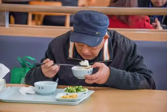 丰俭由人老人一餐饭越来越满意