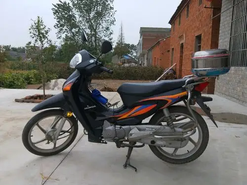 五羊本田125-6弯梁摩托车