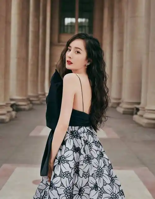 黑色印花长裙配大红唇,明艳动人_网友_照片_时尚先生