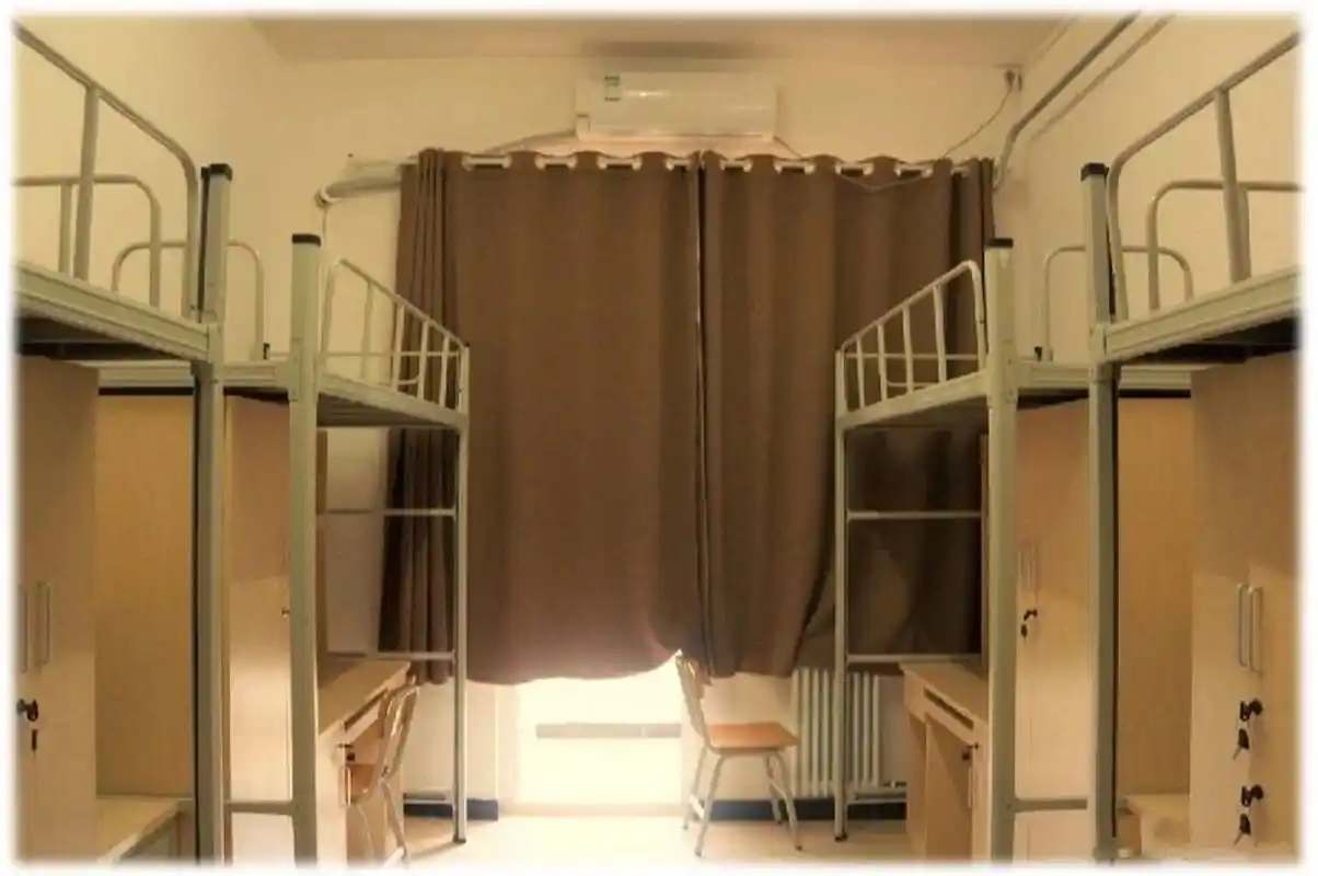 校区宿舍一览 北京交通大学威海校区本科生为4人一间,上床下桌配配有