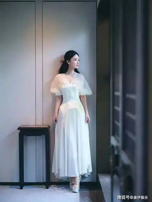 李沁白纱裙写真曝光,古风发簪点缀,仙气十足,魅力爆表!