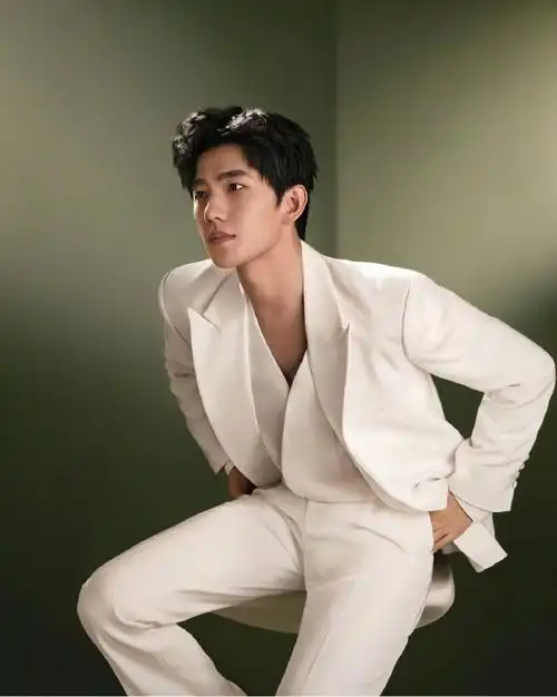 杨洋纯白西装大片##杨洋雅顾光影大片质感