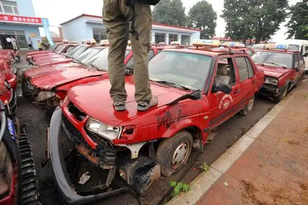 沈阳公开销毁64辆黑出租车