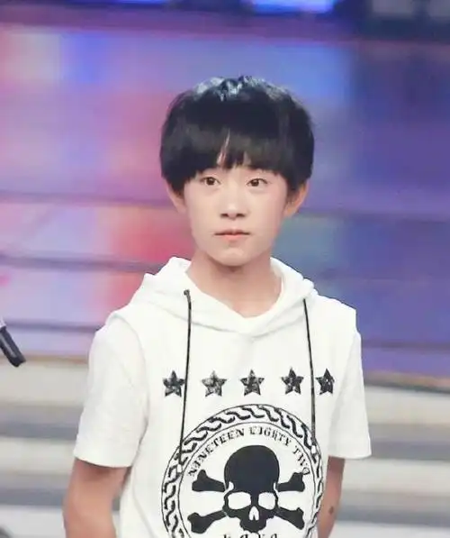 易烊千玺从小到大的照片,从萌娃蜕变成男神,网友:好想抱回家!