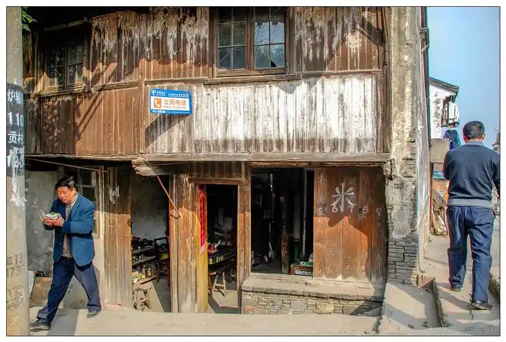 当年的塔门行灶,米行匠铺已无处寻觅,这家桥堍的米店尚可看到一点影子