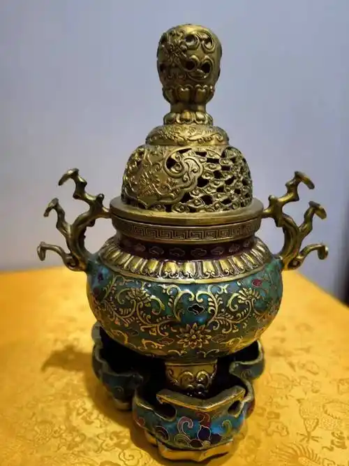乾隆年制铜胎掐丝珐琅彩熏香炉