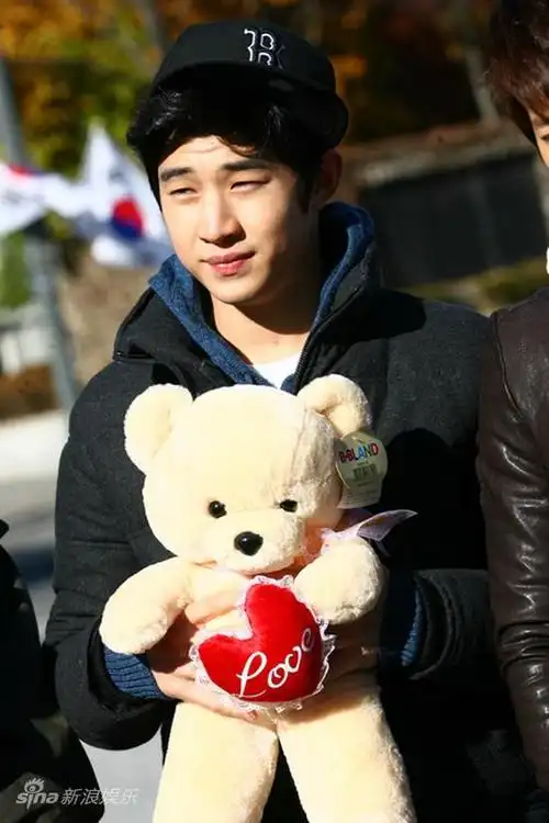 图文:sj-m首尔对话新浪娱乐--henry抱小熊