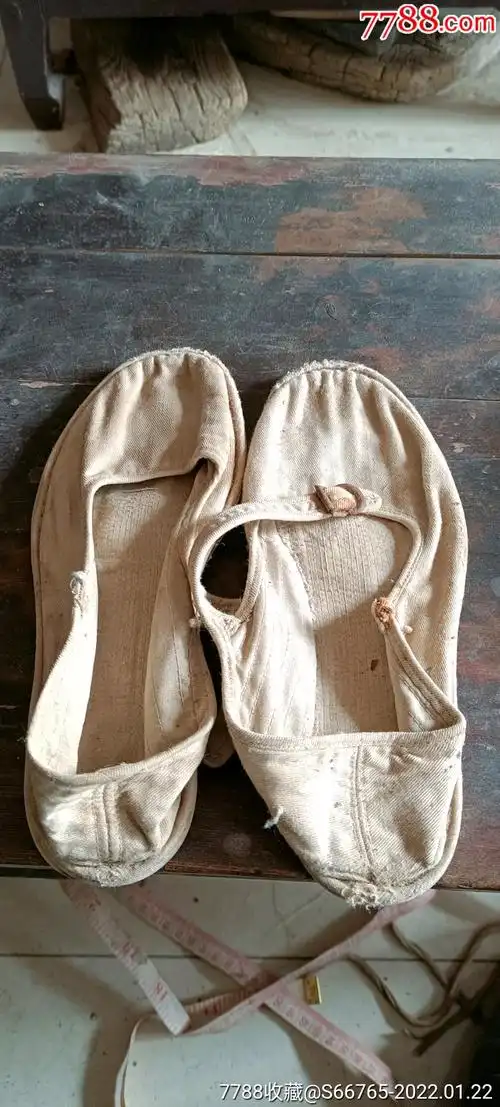 怀旧老塑胶白棉布板鞋
