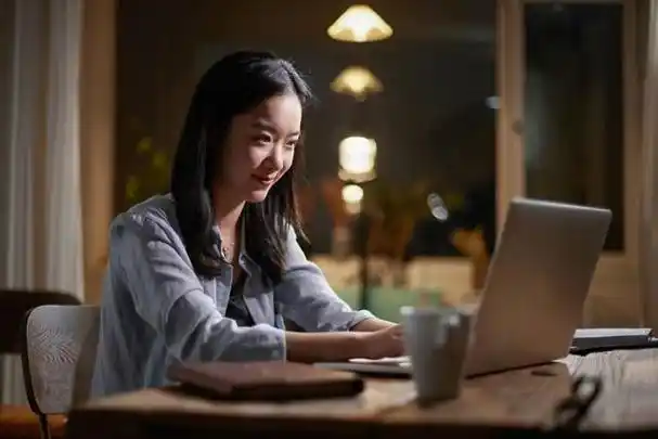 赵彦走进房间,见梦然独自坐在窗边,手抚着自己的腹部.