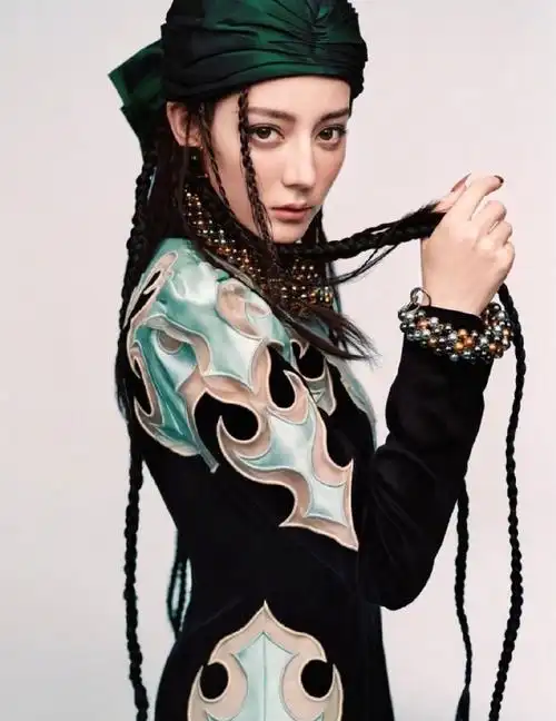 迪丽热巴头巾造型