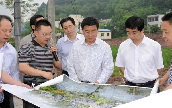 射洪县委书记周新(右三)实地调研幸福美丽新村建设情况.(资料图片)