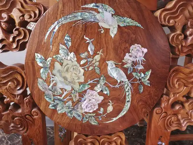 明末清初镶嵌螺钿工艺品的制作达到了高峰,宫廷造办处内有专门工匠