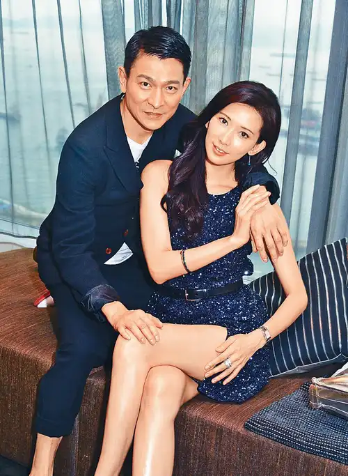 刘德华林志玲亲密合影,男的穿西装帅气稳重,女的穿开衩裙好撩人_黑色