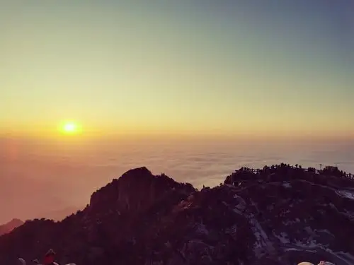 泰山玉皇顶,日出云海雾凇三景齐遇,美