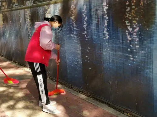 值寒假学生齐参与,共清扫洁净迎新春——新田社区开展爱国卫生大扫除