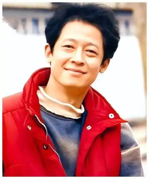 她与王志文分手的原因是因为他不愿意离开上海,而一些小道消息则传闻