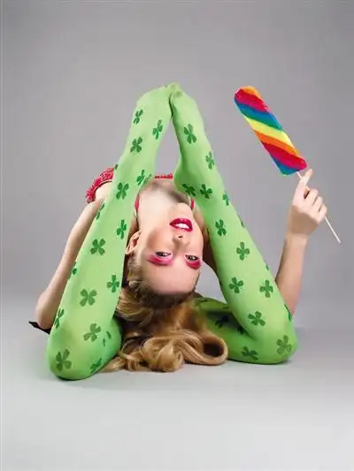 来人了赶紧穿上鞋袜遮挡一下  日前,俄罗斯柔术美女札拉塔拍摄2014年