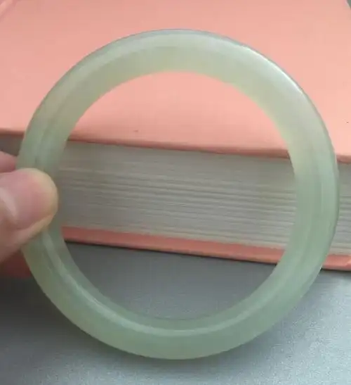 现在用药水泡出来的玉镯太多了都不敢戴了.