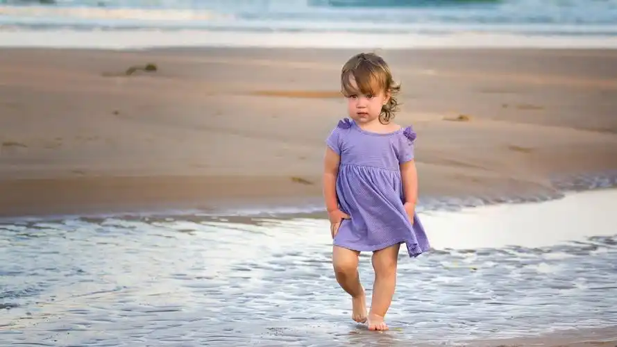 可爱的小女孩,海滩,海 iphone 壁纸