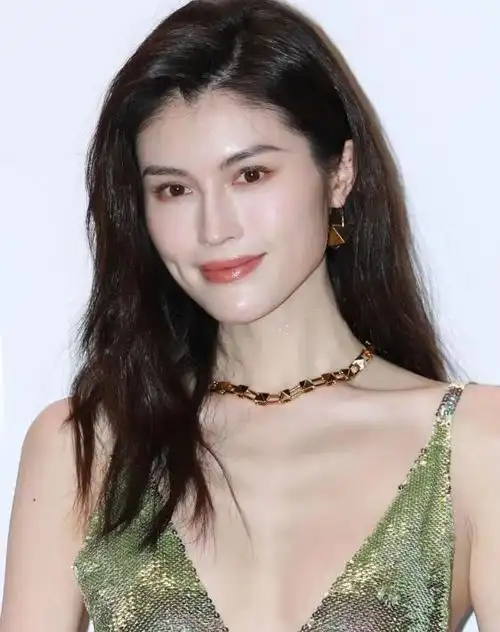 何穗穿吊带长裙 戴高级珠宝事业线吸睛