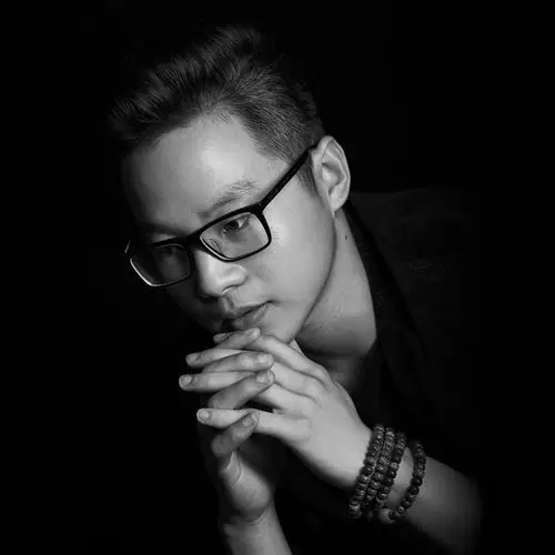 极黑极简的个人形象照会提升室内设计师的设计费吗