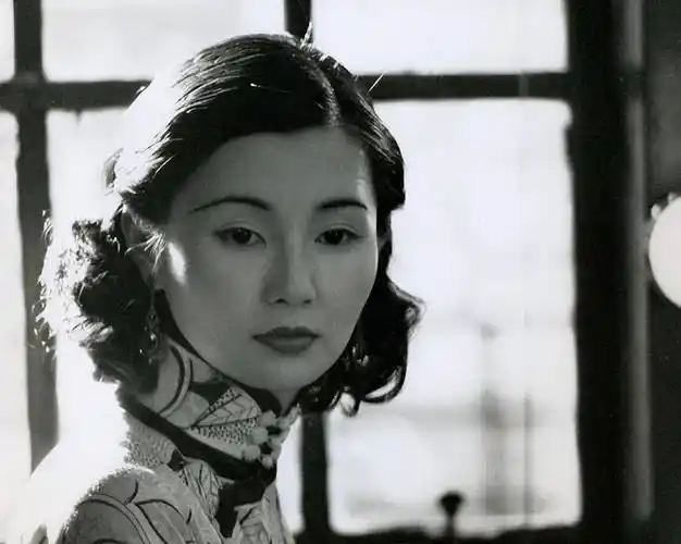 她拒绝演戏,张曼玉接下了《阮玲玉》一角,拿下三项最佳女演员