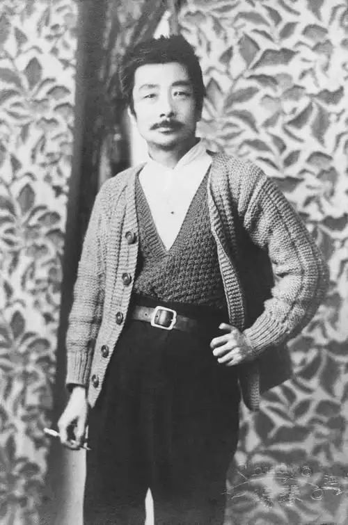 香烟与毛背心这两样网红物件,带火了鲁迅的这张照片