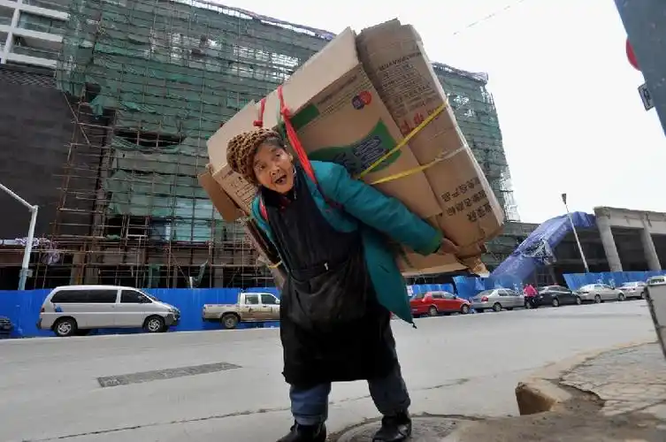 镜头下:百岁阿婆的独居生活,每天背75斤废品收入仅10几元