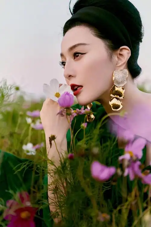 范冰冰超话今日,@范冰冰身着翡翠色长袍亮相#wonderland仙境之夜