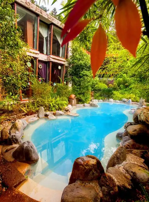 避暑攻略身处腾冲火山热海凉爽惬意入泡温泉冬病夏治正适宜