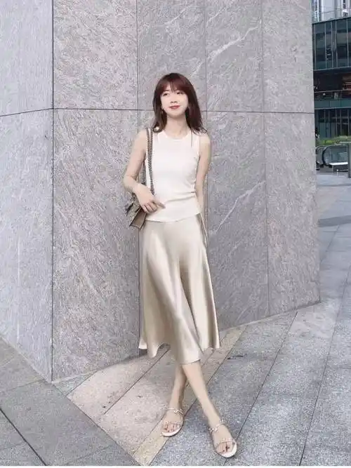 原创女人穿缎面半身裙搭配什么上衣好看