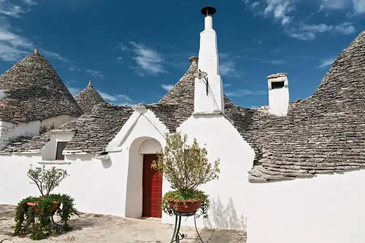 童话般的白色街道可爱的尖顶房屋组成的美丽城镇丽树镇