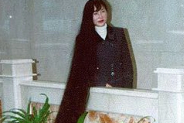 世界上最长的头发:谢秋萍(5.085米)