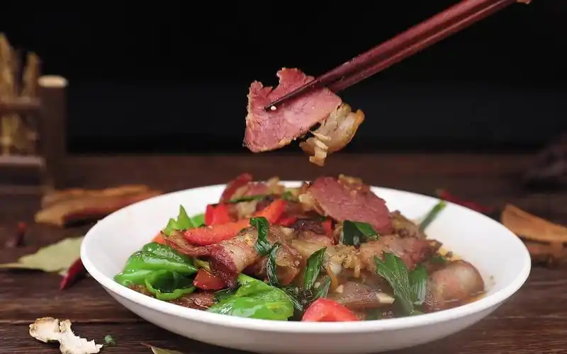 正宗巫溪腊肉,肥而不腻,口感不柴,来一盘青椒炒五花,今天又是干饭的