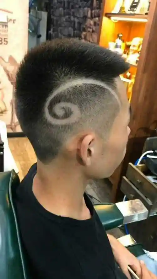 给帅哥设计个刻痕发型简单好看特别帅气