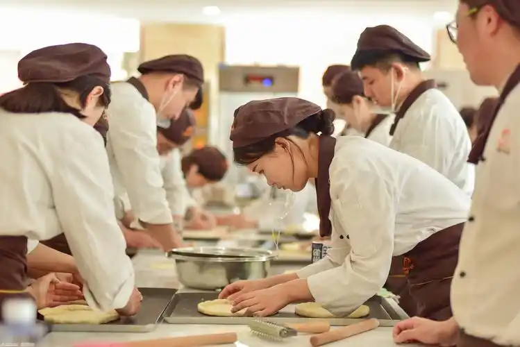 烘焙师一个月工资大约多少?_沈阳欧米奇国际西点西餐学院