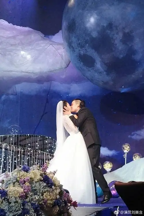 江一燕雪山玻璃箱中自在甜笑大胆张开手臂开朗明媚