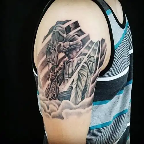 手臂纪念风格的黑色士兵纹身图案