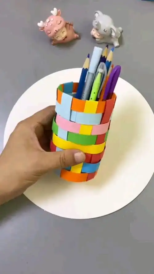 手工制作#裁一些纸条,做一个彩色的笔筒-度小视