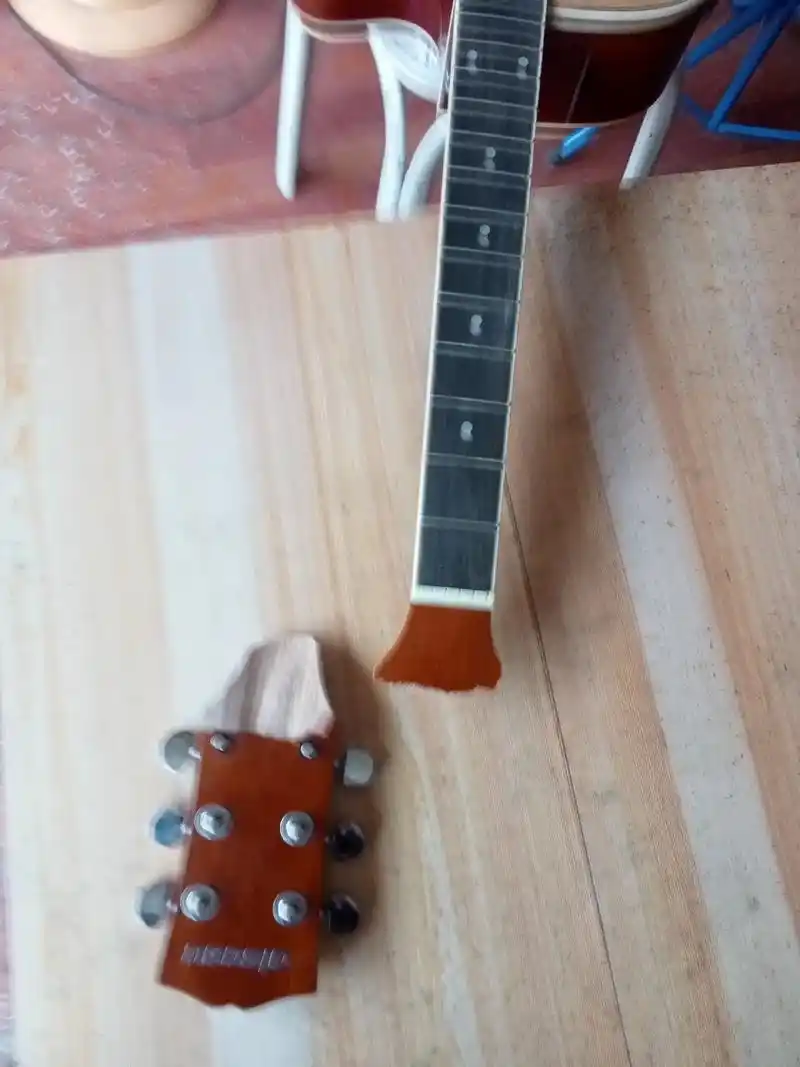 客人的吉他琴头坏了已修好.本店经销丨精修,订制各种乐器!15 - 抖音