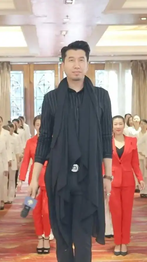 中国唯一从农民逆袭成为时尚界知名导演猫爷中国模特行业领军人物-度