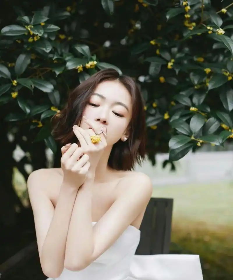 吴谨言# 一袭白色抹胸礼裙,甜美清纯的容颜,白皙细嫩的肌肤,婀娜多姿